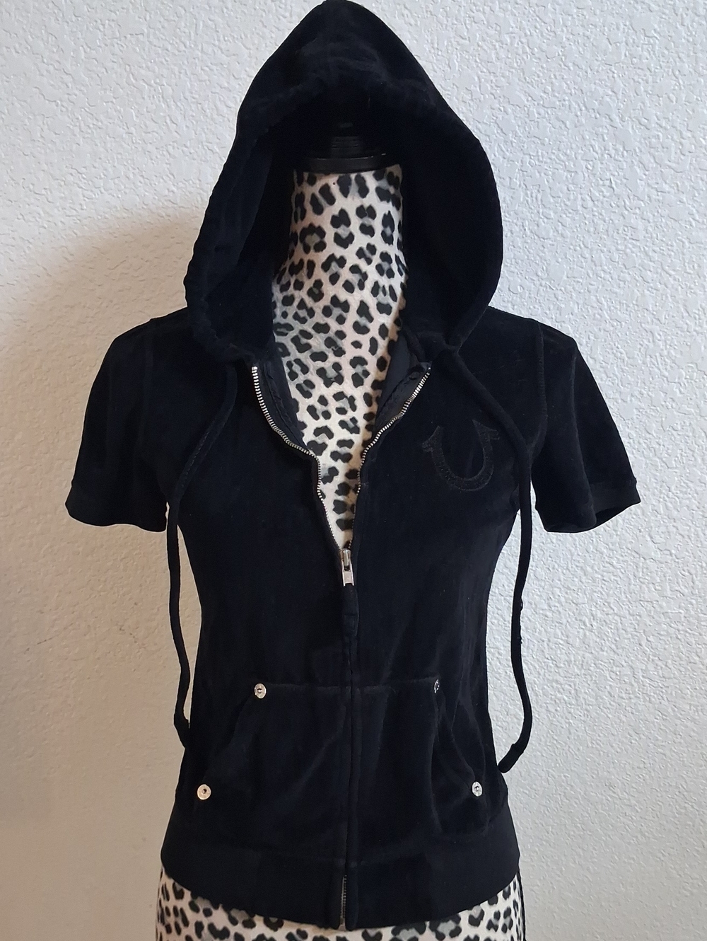 True Religion Women's-Misses Black Short-Sleeve Velour  Hoodie Jacket.  (M)